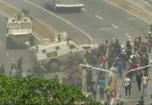Τεθωρακισμένα του Μαδούρο τσαλαπάτησαν διαδηλωτές