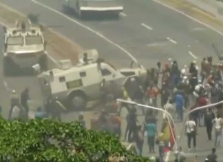 Τεθωρακισμένα του Μαδούρο τσαλαπάτησαν διαδηλωτές