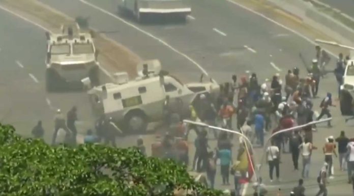 Τεθωρακισμένα του Μαδούρο τσαλαπάτησαν διαδηλωτές Τεθωρακισμένα του Μαδούρο τσαλαπάτησαν διαδηλωτές