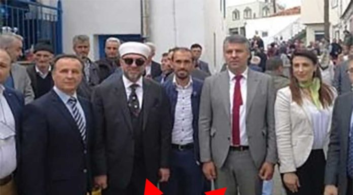 Η επικίνδυνη επιπολαιότητα Τοψίδη Ο Τοψίδης φωτογραφίζεται με τον ψευδομούφτη Αχμέτ Μέτε.