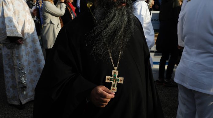 Παπάδες, που ζούν ανάμεσά μας. Παπάδες, όπου πάνε βγάζουν λόγο.