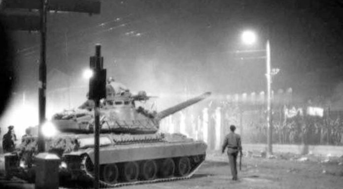 Εδώ Πολυτεχνείο, τι μας κρύβουν, τα ψέματα και οι αλήθειες. Πολυτεχνείο. Το τανκ λίγο πρίν την εισβολή.